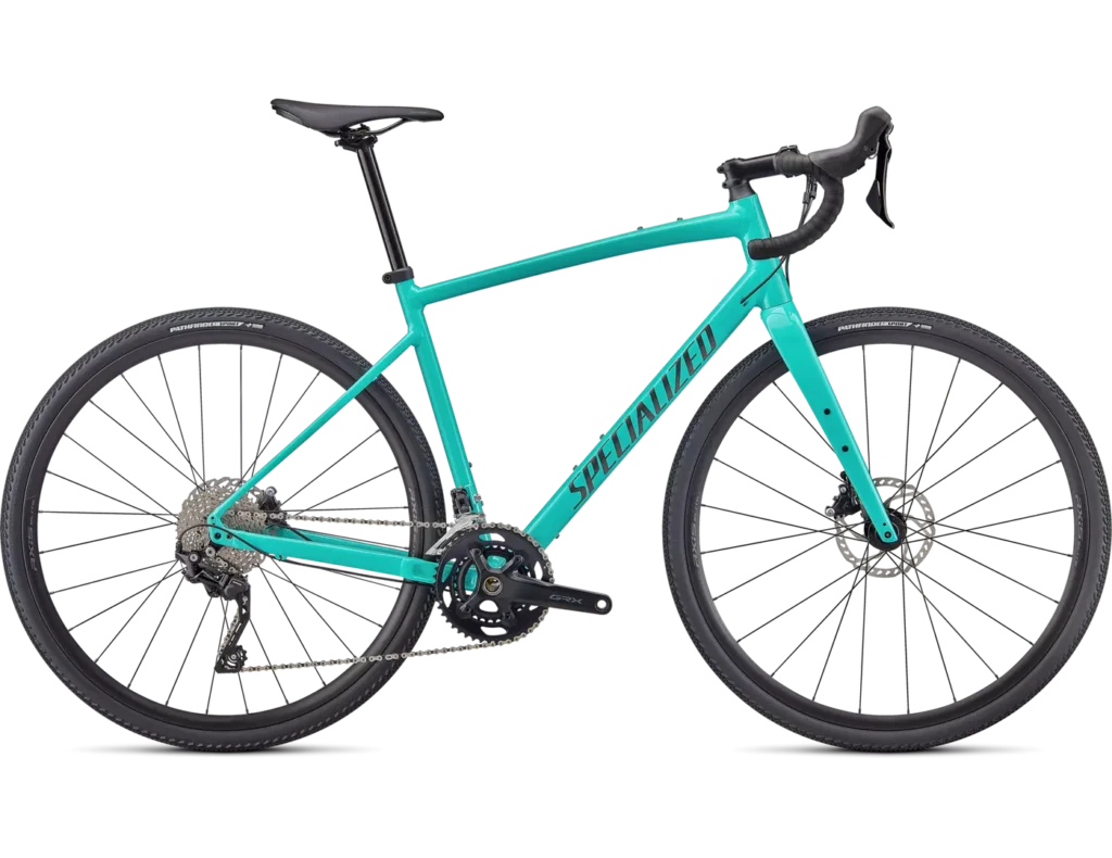 95422-40_DIVERGE-E5-ELITE-LGNBLU-SMK-CHRM_HERO-1024x790 STRADA